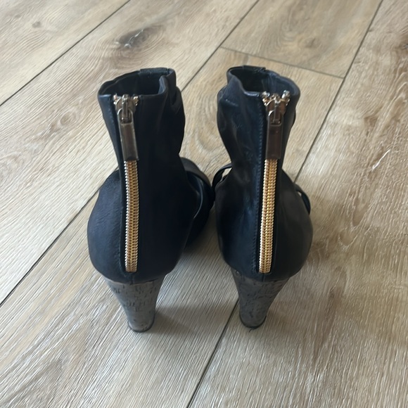 Sz 38 Vero Cuoio Italian Charcoal Black Leather Heels w/ Zipper Back Closure - Picture 4 of 6